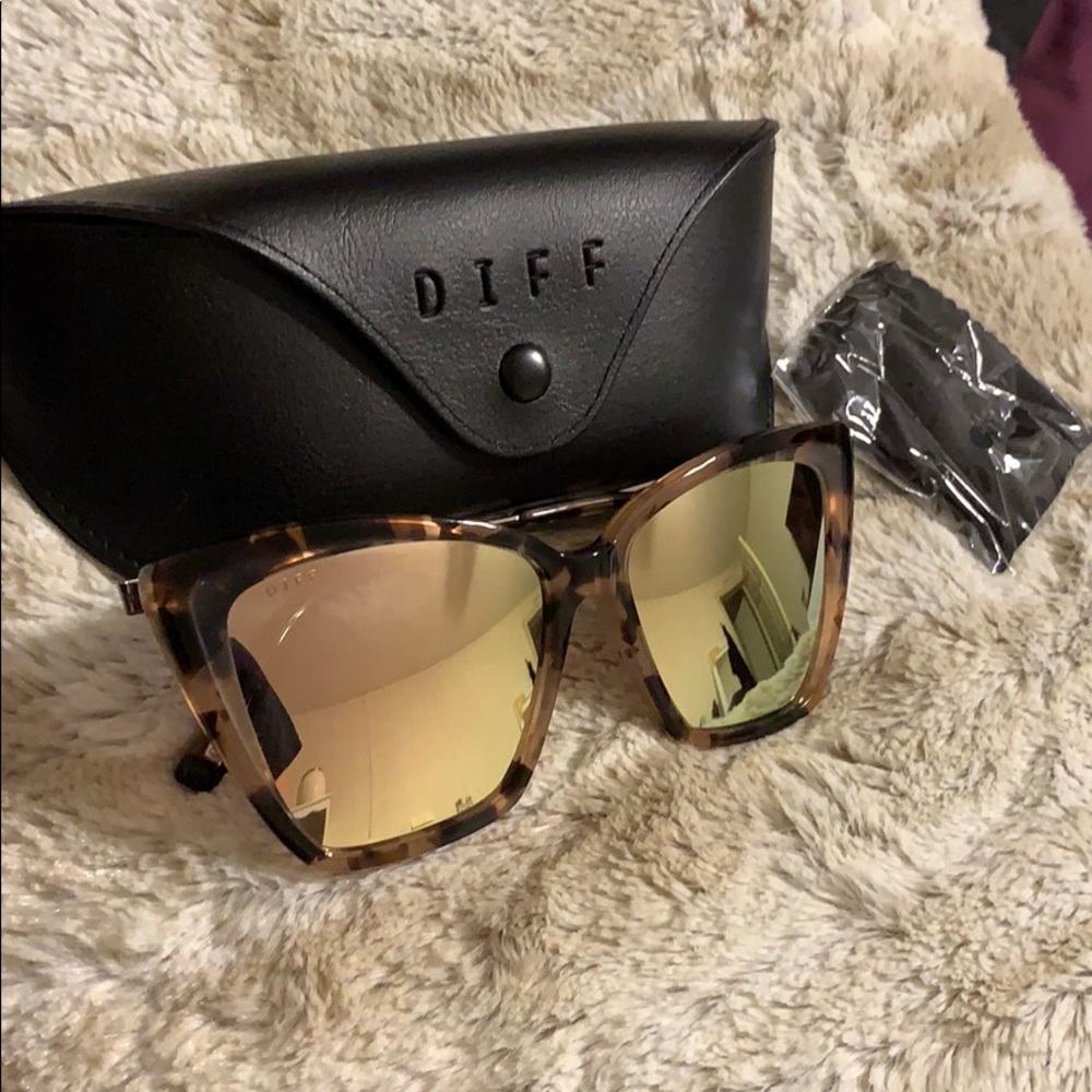 Diff Eyewear. Becky II frames. Gold mirror.